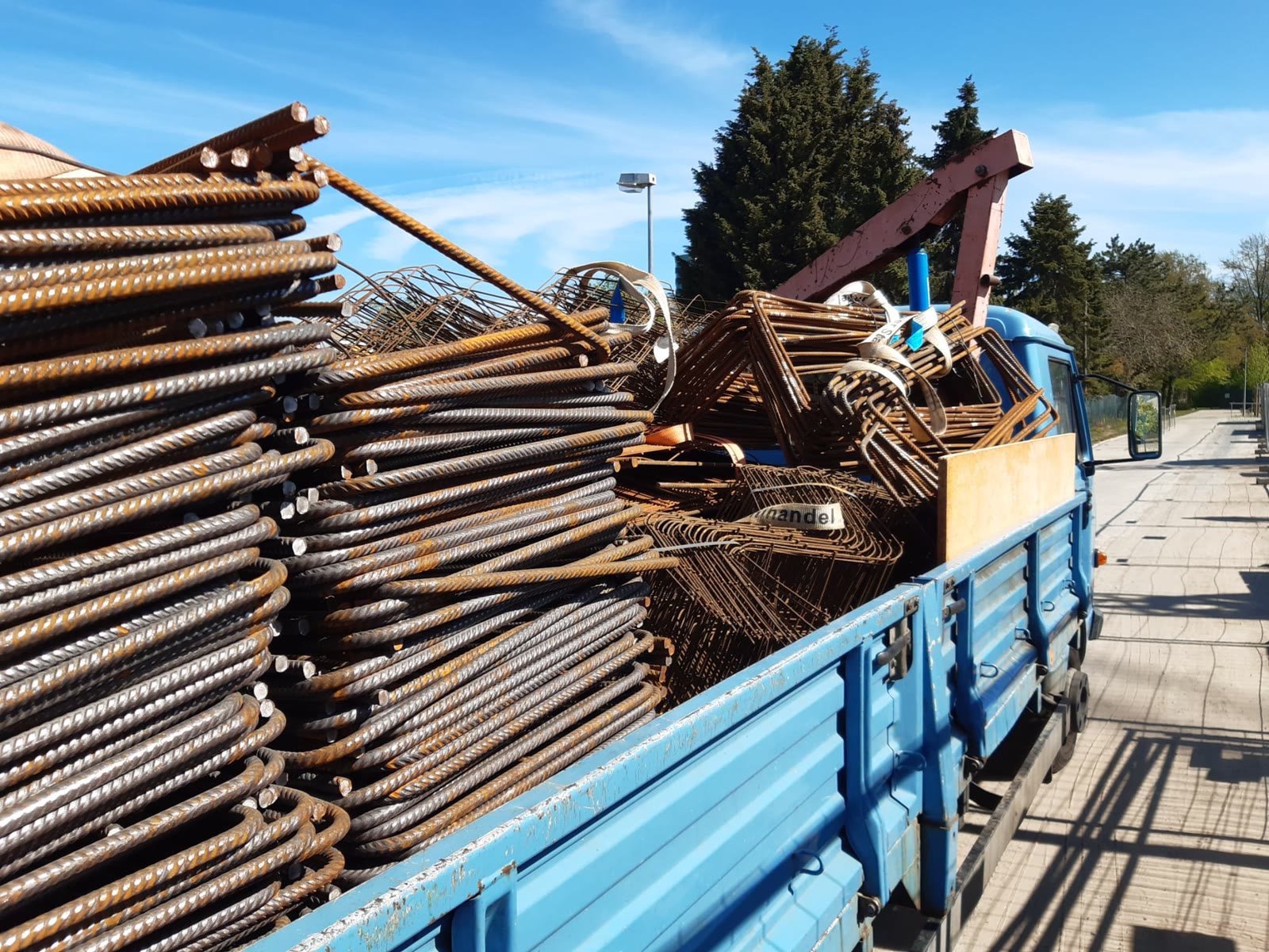 Voll beladene Pritsche mit gebündeltem Baustahl und Stahlmatten