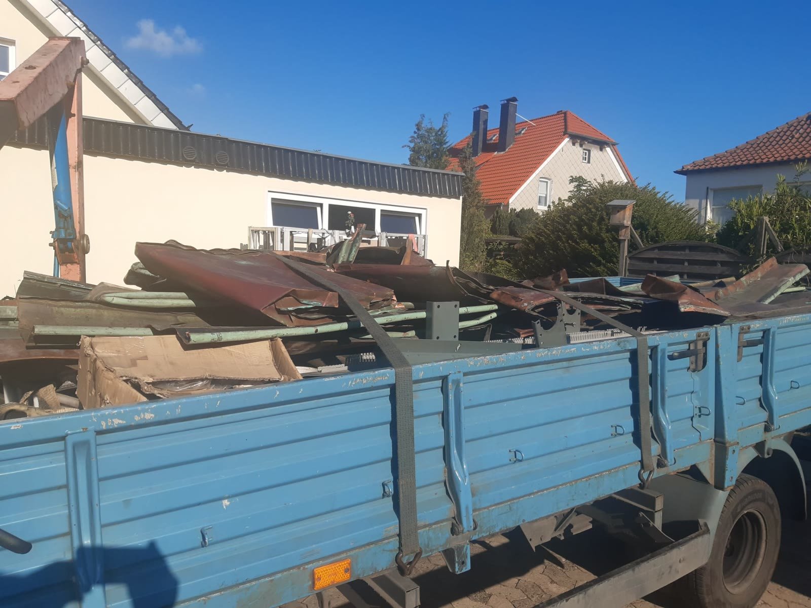 Pritsche des blauen Wedde-Wagens, beladen mit Kupferblech und Rohren